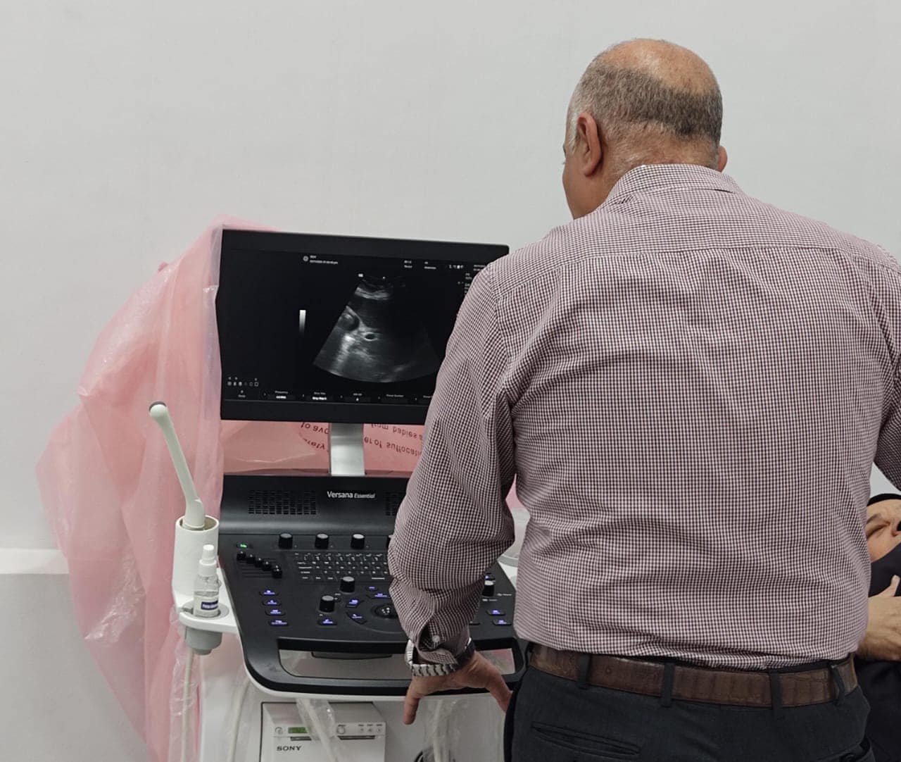 قافلة طبية فى تخصصات امراض النساء والباطنة والقلب للكشف الطبي بالتعاون مع الجمعية الشرعية بسوهاج