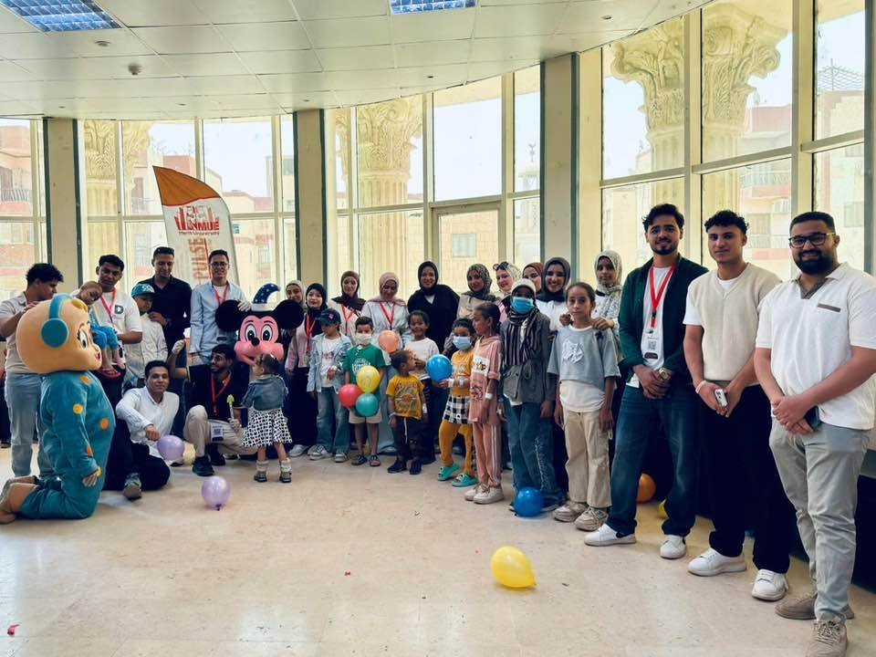 لتعزيز المسؤولية المجتمعية: جامعة ميريت وأسرة “MED PULSE” يزوران معهد أورام سوهاج