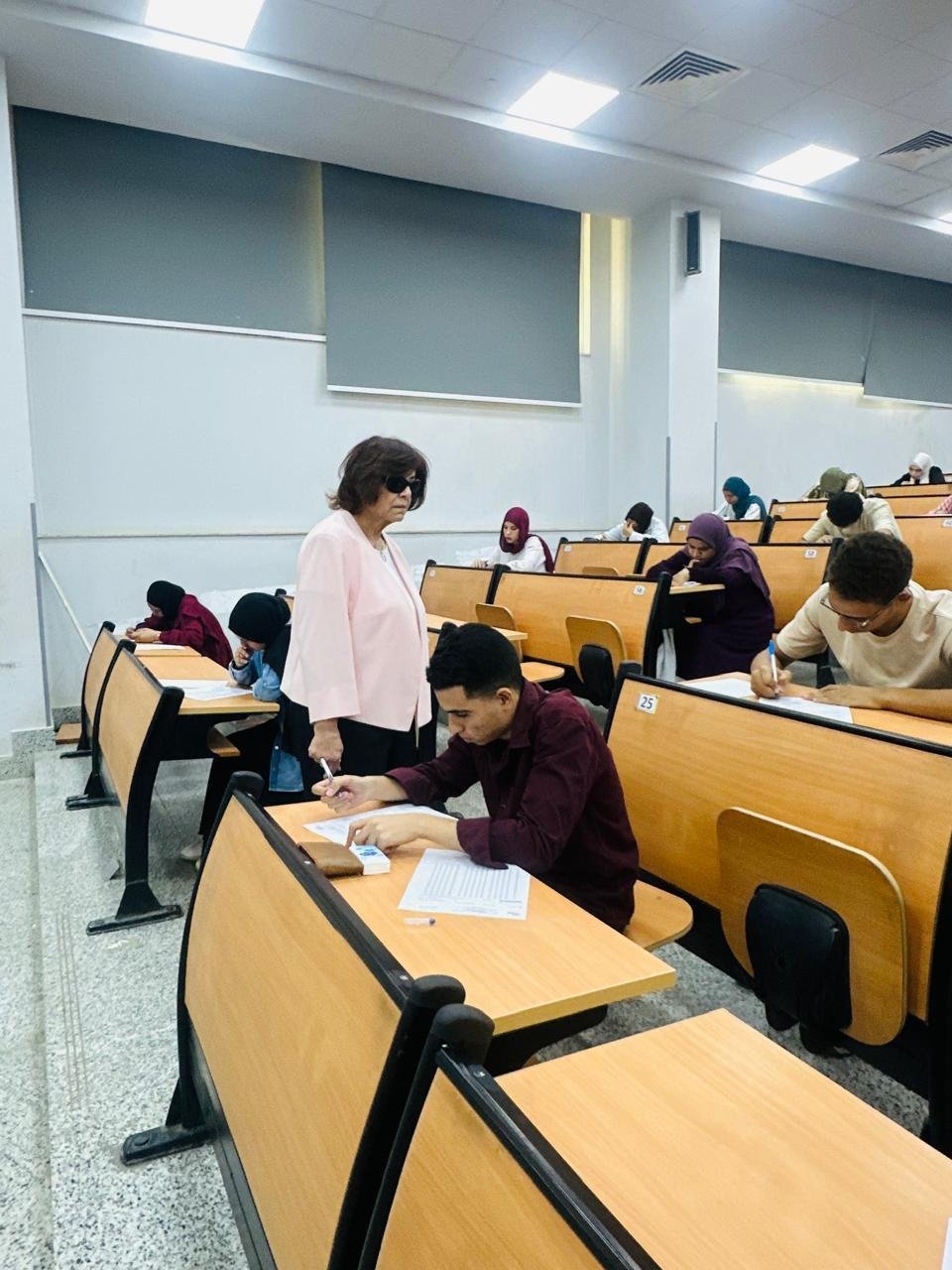 رئيس جامعة ميريت ونائبها يتفقدان امتحانات نهاية العام بكليتي الصيدلة والعلاج الطبيعي في جولة تفقدية لضبط الانضباط وتذليل العقبات