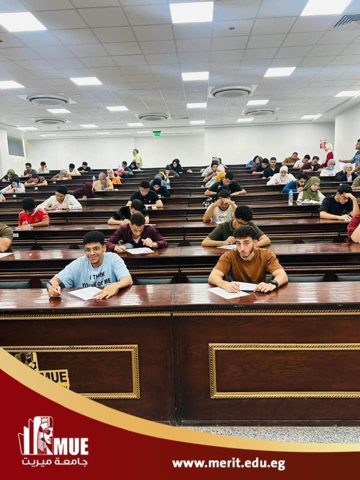 طلاب الفرقة الثالثة بكلية الطب البشري يؤدون امتحان مادة الجراحة العامة بجامعة ميريت