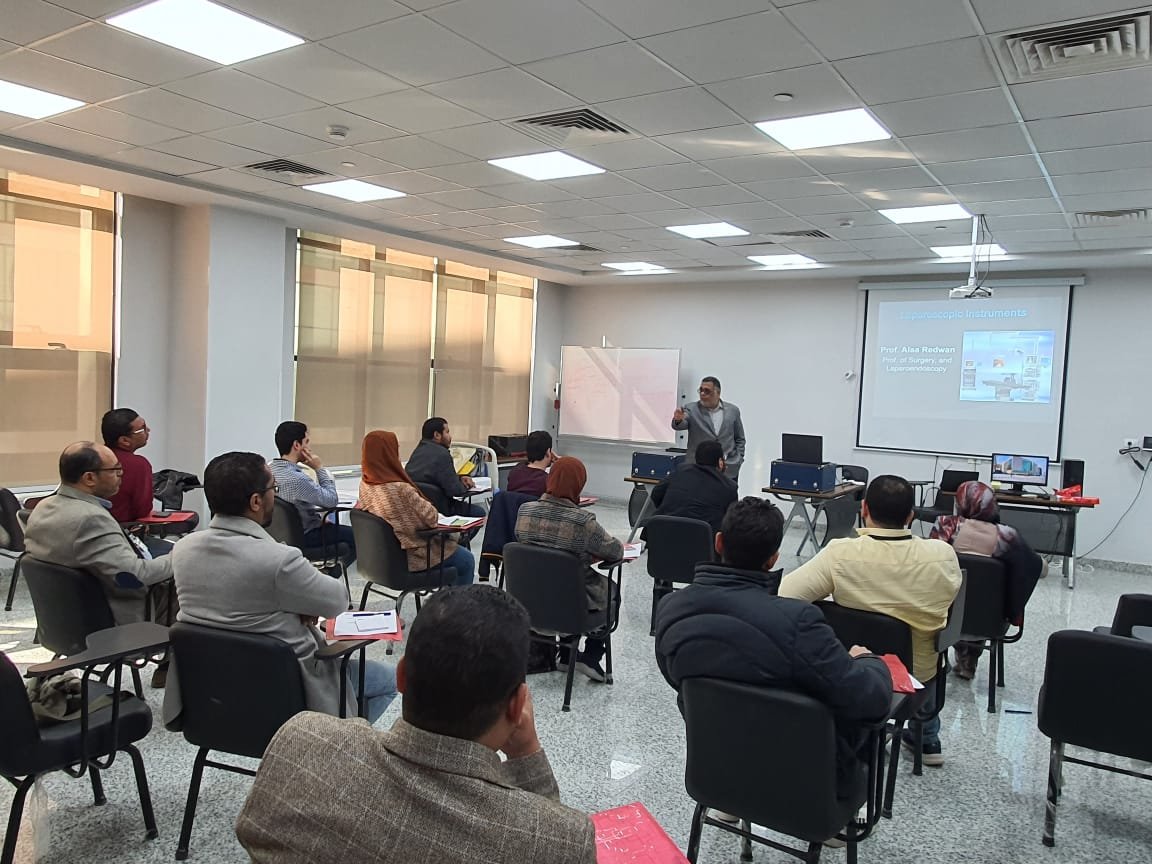 Read more about the article انطلاق اليوم الأول للدورة التدريبية اللى تنظمها الجامعة  ” أساسيات منظار البطن الجراحي “